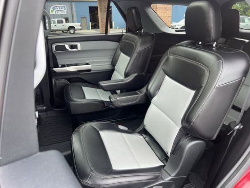 Used 2022 Ford Explorer XLT w/ Equipment Group 202A image 18