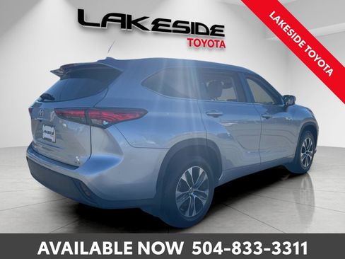 Used 2023 Toyota Highlander XLE image 6