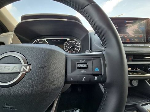 Used 2025 Nissan Rogue SV FWD image 12