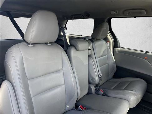 Used 2019 Toyota Sienna XLE image 19
