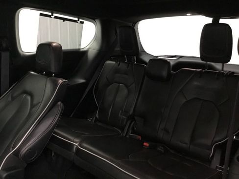 Used 2025 Chrysler Pacifica Limited FWD image 34