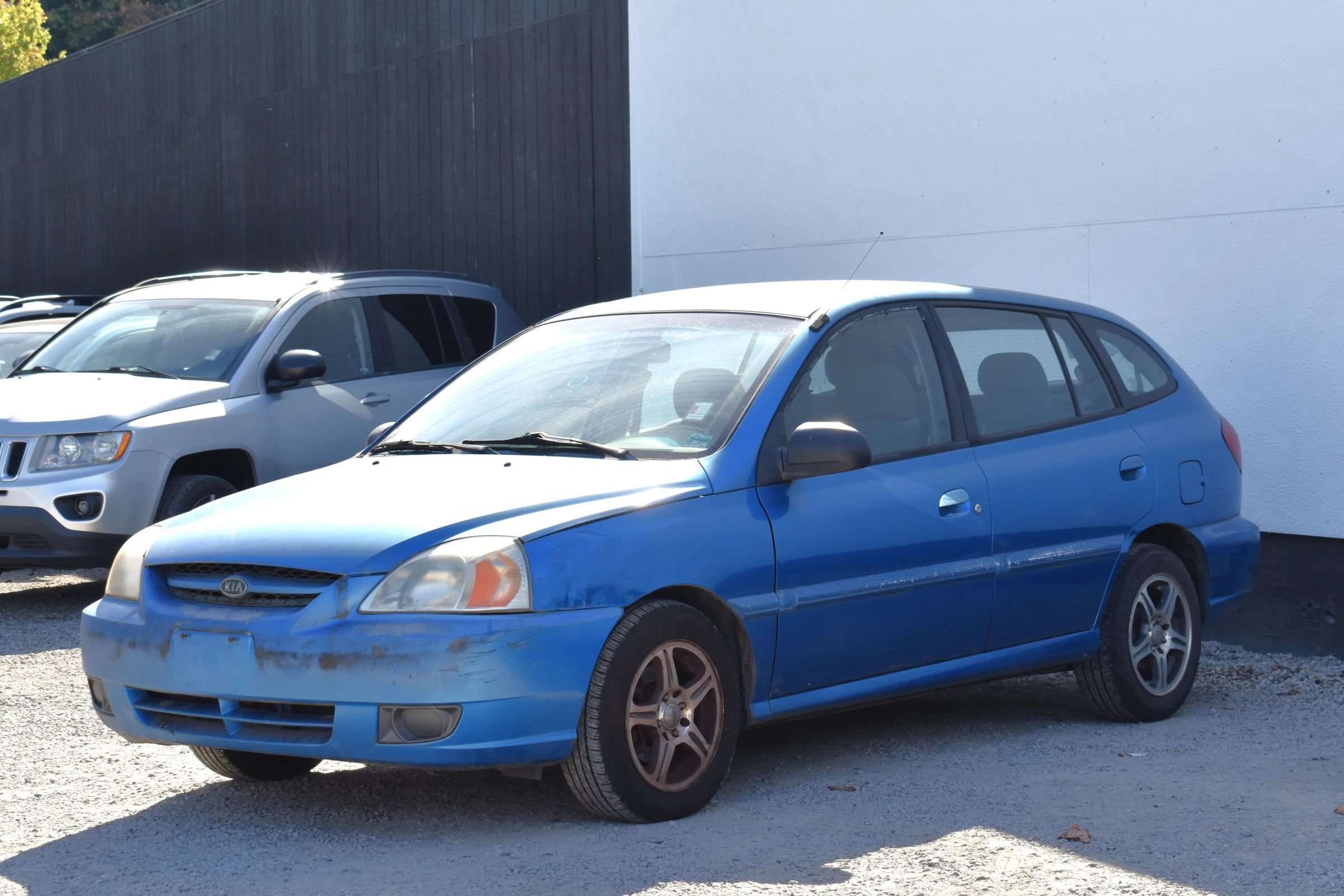Used 2003 Kia Rio Cinco FWD image 3