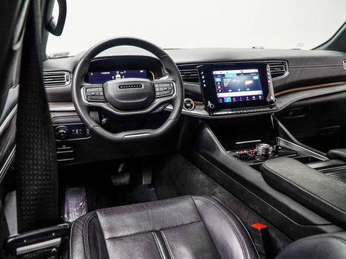 Used 2024 Jeep Wagoneer L Series II w/ Flexible Seating Group AWD/4WD image 5
