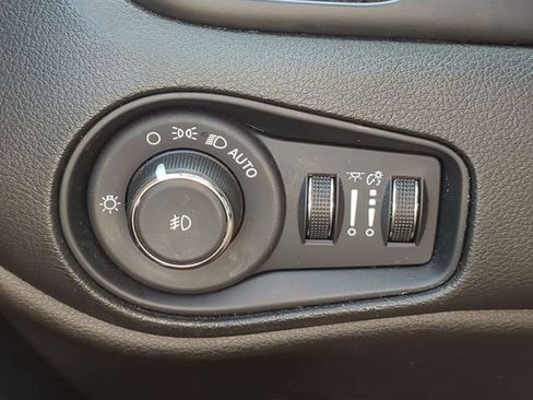 Used 2023 Jeep Renegade Latitude image 29