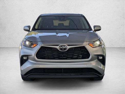 Used 2024 Toyota Highlander LE image 2
