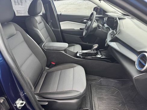 Used 2024 Chevrolet Trax LT w/ Sunroof Package FWD image 14