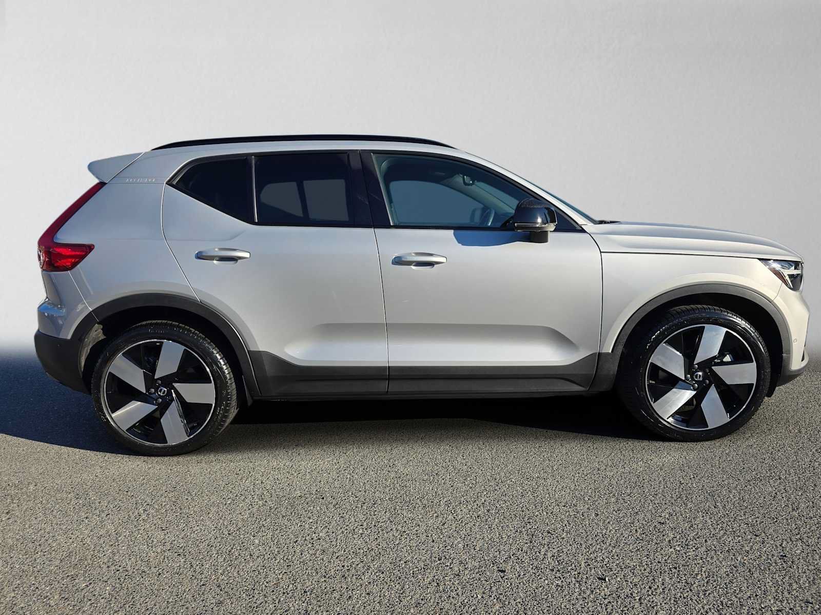 Used 2023 Volvo XC40 Recharge Ultimate AWD/4WD image 3