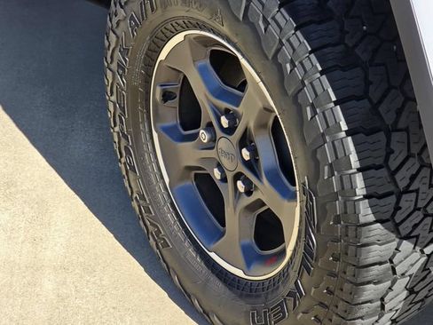 Used 2022 Jeep Gladiator Rubicon w/ Cold Weather Group AWD/4WD image 8