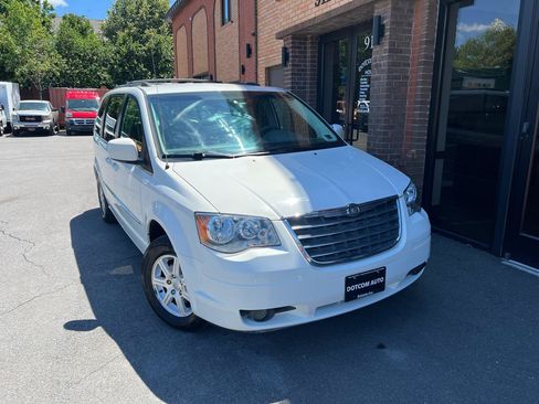 Used 2009 Chrysler Town & Country Touring FWD image 14