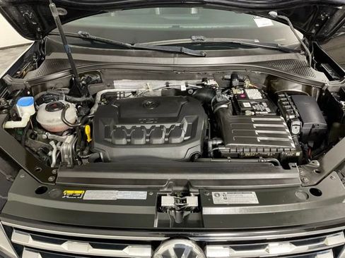 Used 2020 Volkswagen Tiguan SE w/ Panoramic Sunroof Package image 9