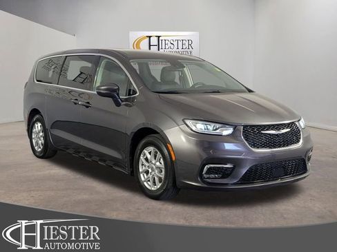 Used 2023 Chrysler Pacifica Touring-L image 1