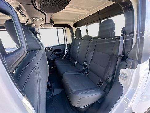 Used 2021 Jeep Gladiator Willys image 23