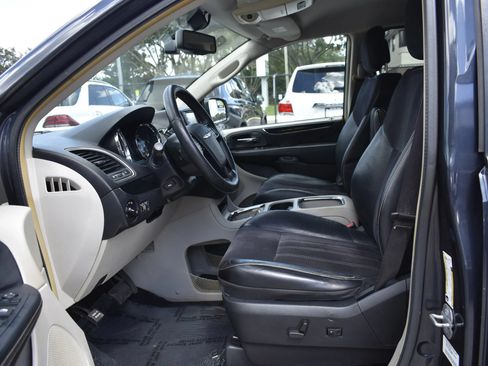 Used 2014 Chrysler Town & Country Touring-L FWD image 9