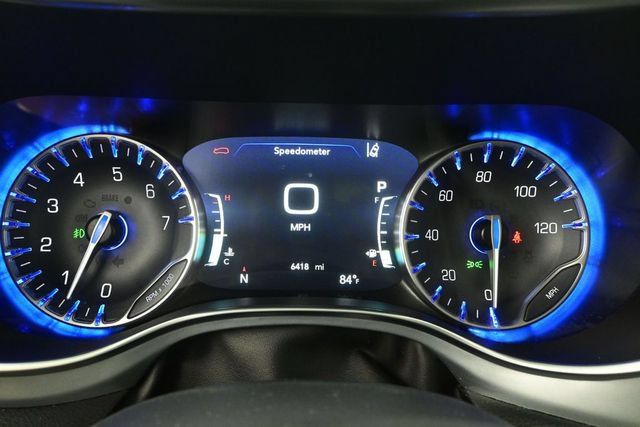 Used 2026 Chrysler Pacifica Limited FWD image 8