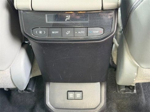 Used 2021 Toyota Highlander XLE image 13