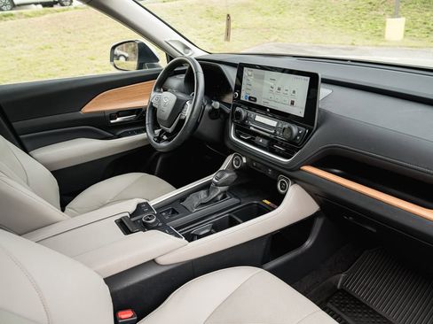 Used 2024 Toyota Grand Highlander Platinum image 11