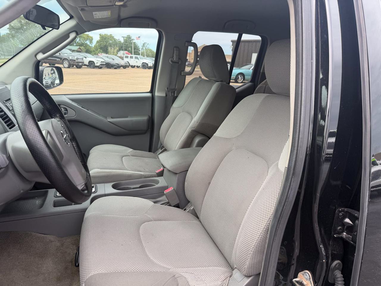 Used 2011 Nissan Frontier SV AWD/4WD image 5
