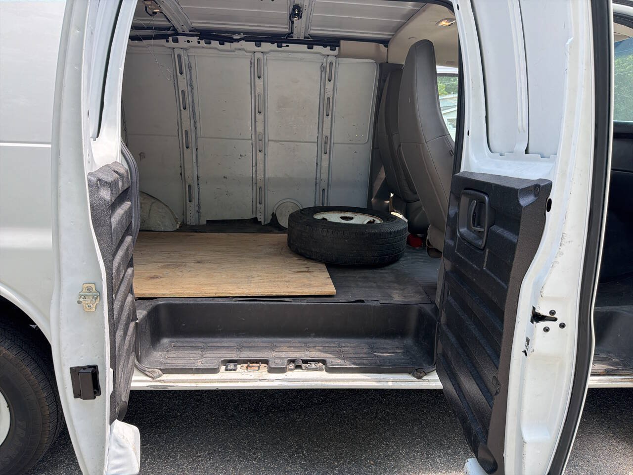 Used 2017 GMC Savana 2500 RWD image 28
