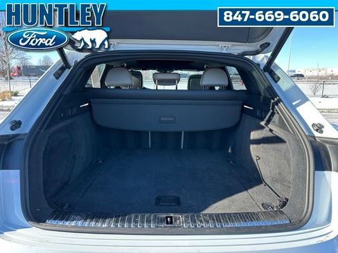 Used 2024 Audi Q8 e-tron Prestige image 11