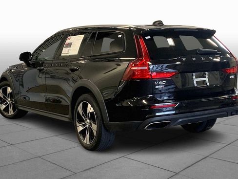 Used 2021 Volvo V60 T5 Cross Country image 11