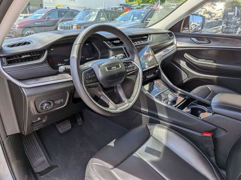Used 2023 Jeep Grand Cherokee Limited w/ Luxury Tech Group II AWD/4WD image 14