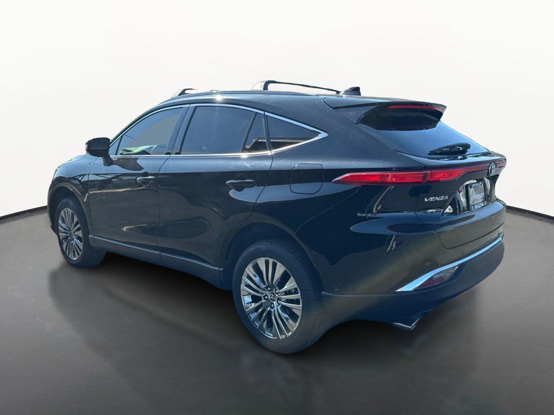 Used 2023 Toyota Venza XLE AWD/4WD image 5