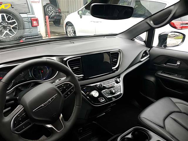 Used 2026 Chrysler Pacifica Select FWD image 8