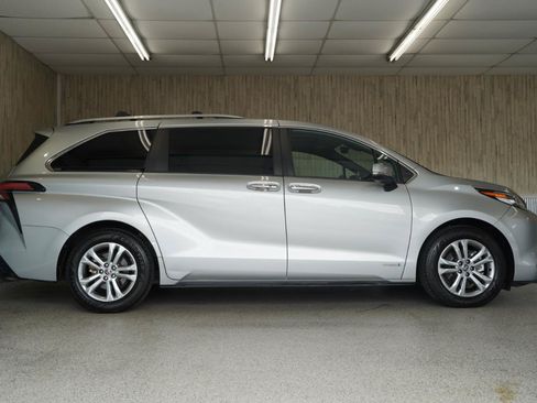 Used 2021 Toyota Sienna Platinum AWD/4WD image 6
