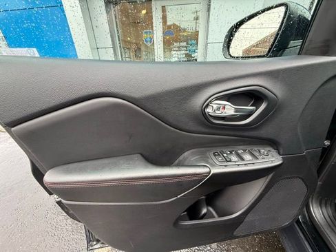 Used 2022 Jeep Cherokee Trailhawk image 12