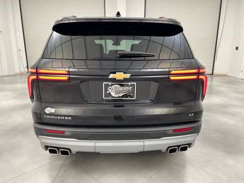 Used 2024 Chevrolet Traverse LT FWD image 8