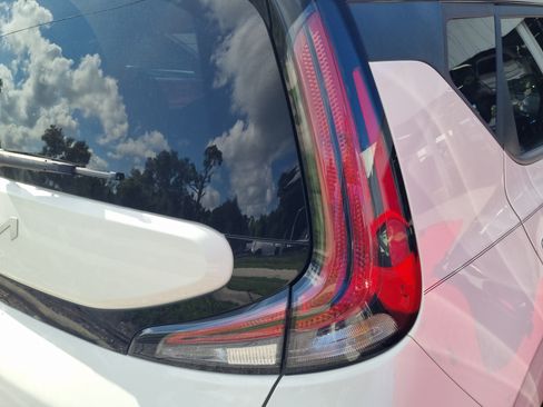 Used 2023 Kia Soul S FWD image 9