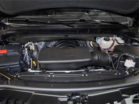 Used 2025 Chevrolet Suburban Z71 image 12