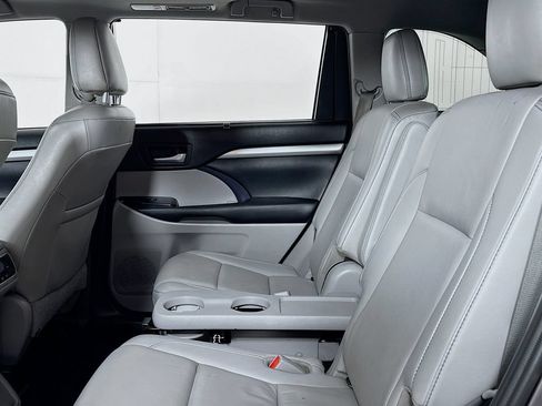 Used 2019 Toyota Highlander XLE AWD/4WD image 11