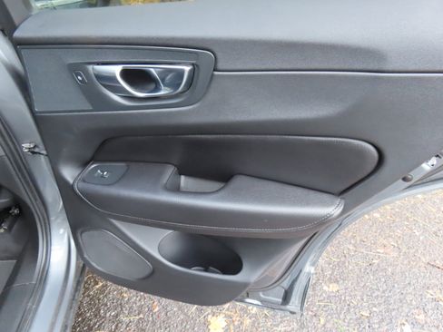 Used 2019 Volvo XC60 T6 Momentum w/ Premium Package image 18