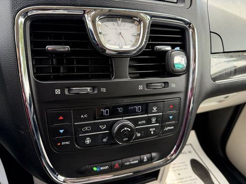 Used 2015 Chrysler Town & Country Touring-L w/ Driver Convenience Group FWD image 30