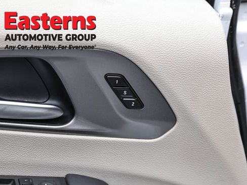 Used 2024 Chrysler Pacifica Touring-L FWD image 22