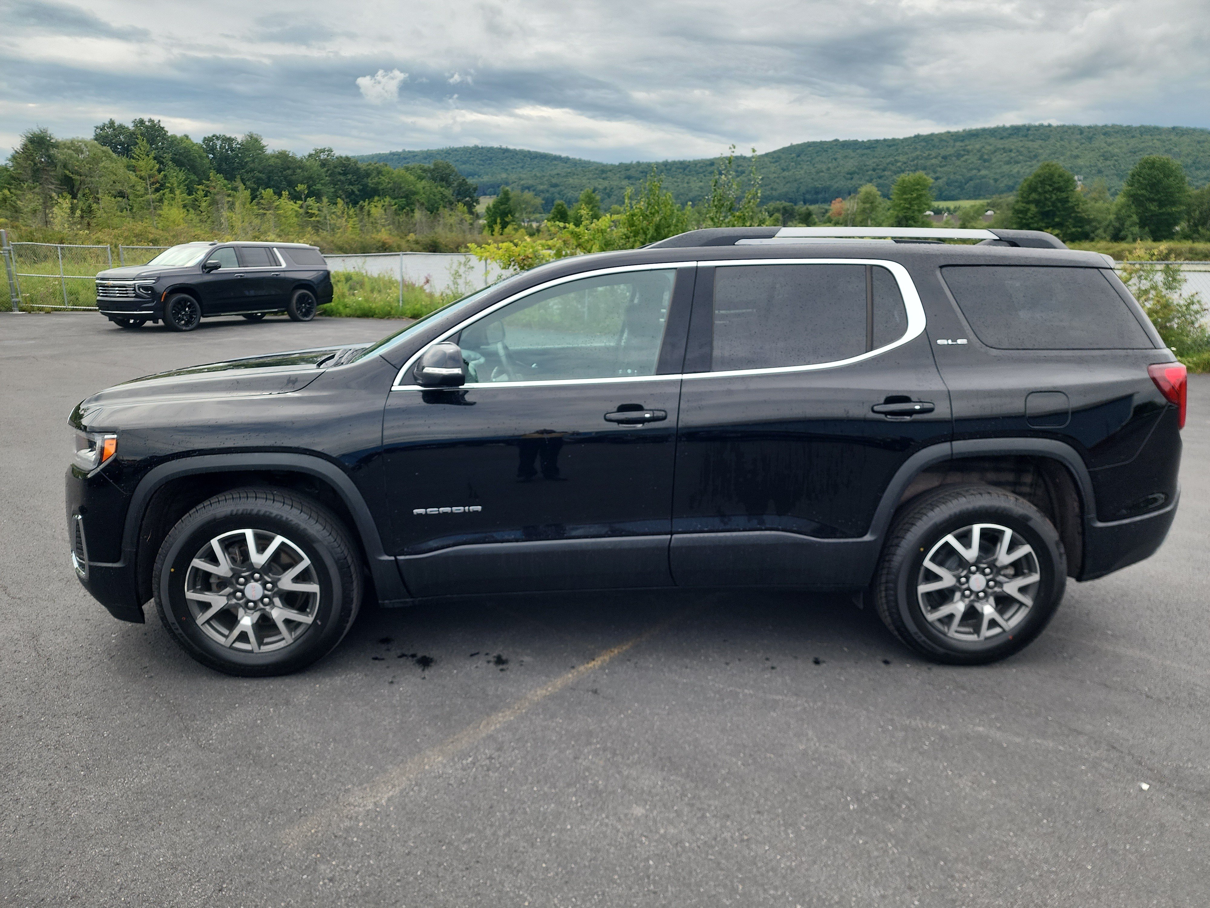 Certified 2023 GMC Acadia SLE w/ Driver Convenience Package AWD/4WD image 5