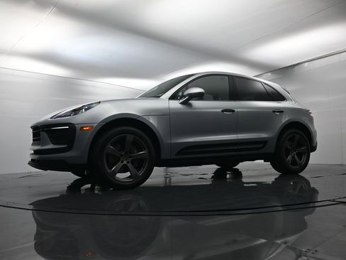 Certified 2022 Porsche Macan image 46