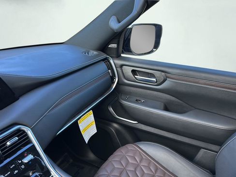 Used 2025 Nissan Armada Platinum w/ Convenience Package image 26