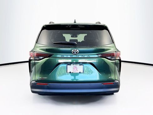 New 2026 Toyota Sienna XLE image 7