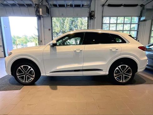 Certified 2025 Audi Q5 Premium w/ Convenience Package AWD/4WD image 3