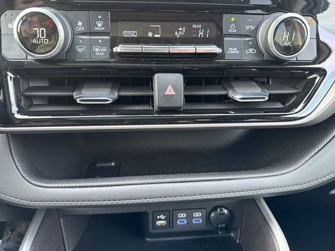Used 2022 Toyota Highlander XLE image 19