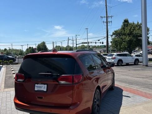 Used 2018 Chrysler Pacifica Touring-L Plus w/ Advanced Safetytec Group FWD image 10