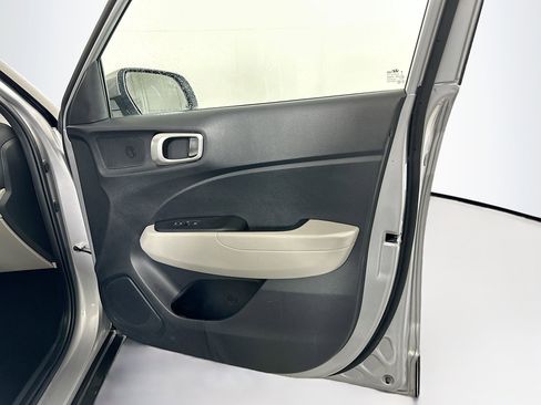 Used 2025 Hyundai Venue SEL image 31