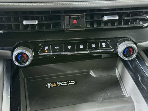Used 2025 Chevrolet Tahoe Premier AWD/4WD image 16