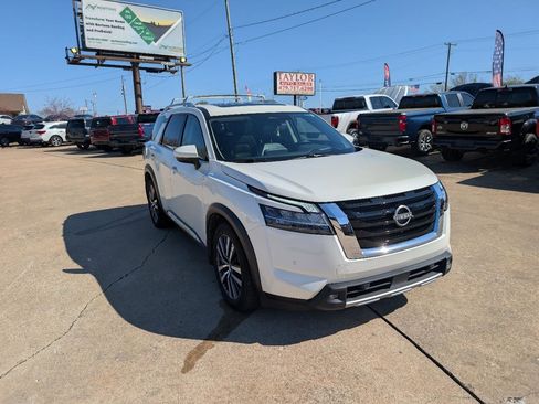 Used 2022 Nissan Pathfinder Platinum w/ Cargo Package image 3