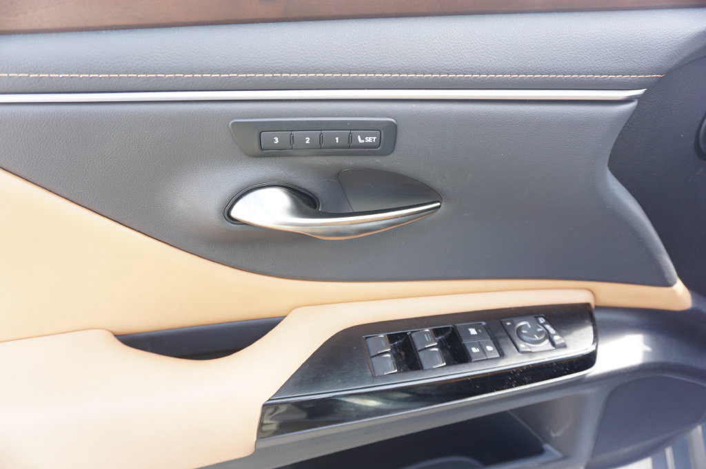 Used 2024 Lexus ES 350 w/ Premium Package FWD image 4