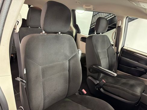 Used 2019 Dodge Grand Caravan SE FWD image 21