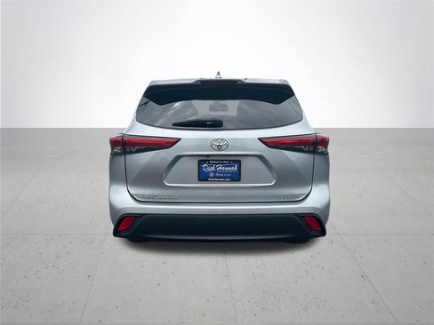 Used 2021 Toyota Highlander LE AWD/4WD image 7
