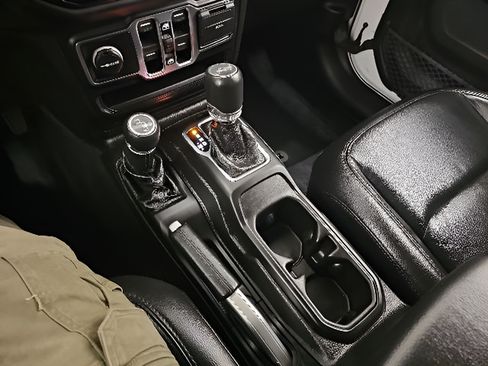 Used 2020 Jeep Wrangler Unlimited Sahara AWD/4WD image 21